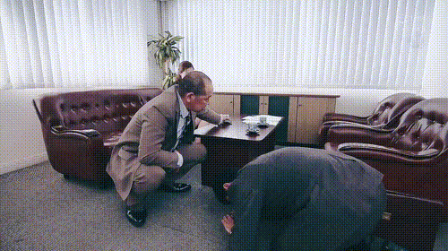 老公为我下跪遭羞辱还要看着我跪着舔老板的脚和他的……