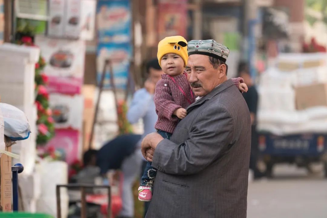 每个在新疆吃胖了的游客，都能在当地服装店得到安慰