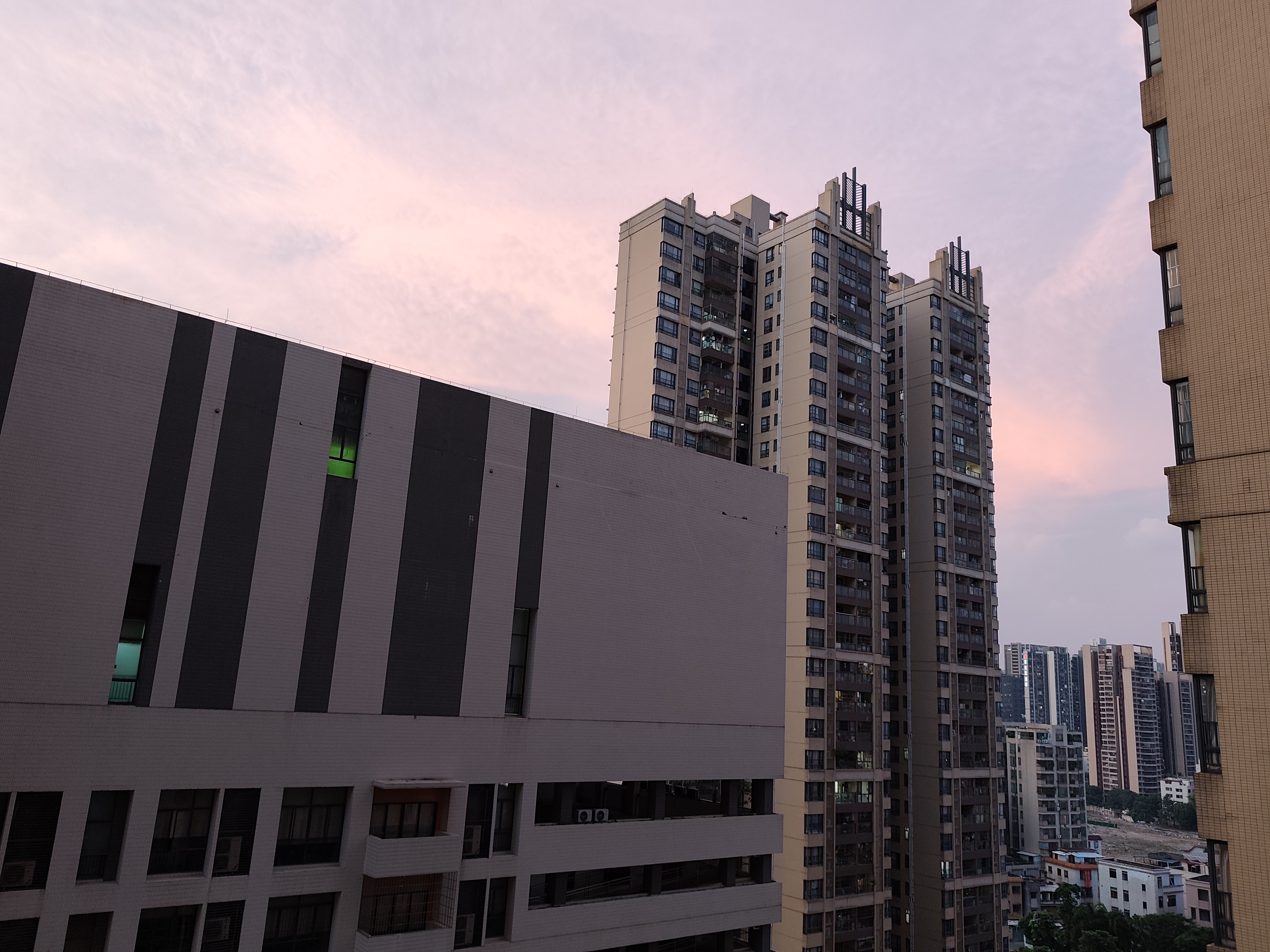 被遮挡的城市尽头